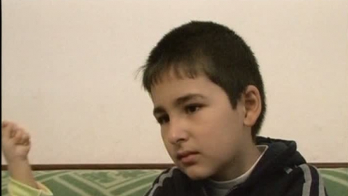Un baiat de opt ani isi cauta de munca, pentru a-si ajuta mama