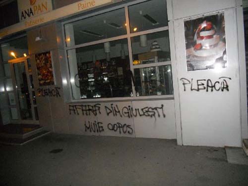Ultrasii Rapidului au „redecorat” o patiserie „Ana Pan”