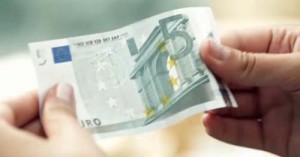 bancnota 5 euro veche in mana - Ziarul National
