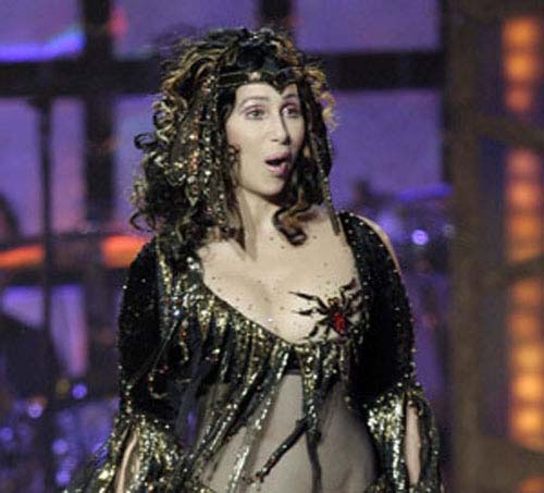 Cher s-a pus cu tunurile pe Mitt Romney