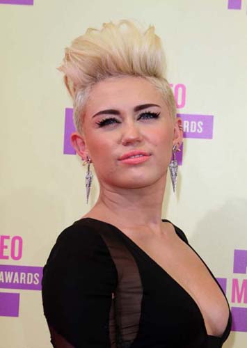 Cum si-a bagat coada Miley Cyrus intre Selena Gomez si Justin Bieber!