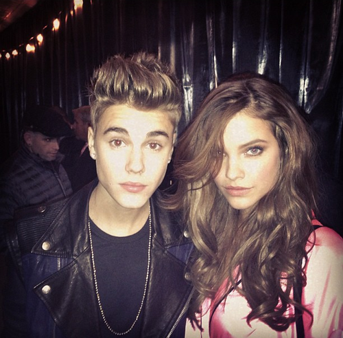 Selena Gomez l-a parasit pe Bieber dupa ce a inselat-o? Uite langa ce frumusete a fost fotografiat cantaretul!