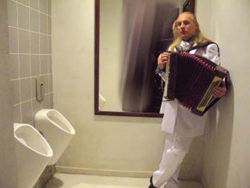 Vali Craciunescu oda la pisoar
