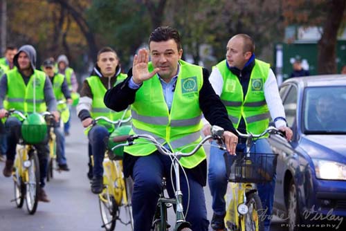 Ecologistul Radu Popa, cu bicicleta spre Parlament
