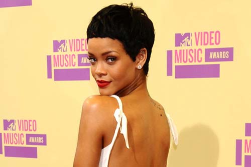 Rihanna a vrut sa se tatueze pe fata