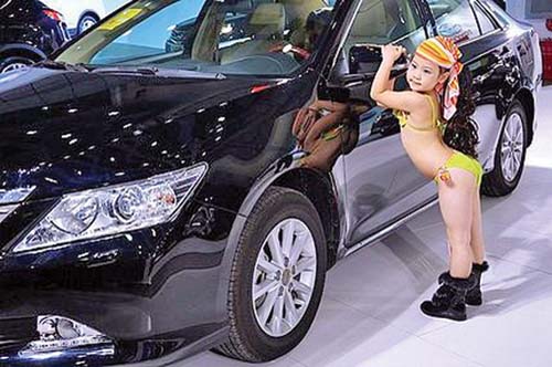 Fetite de cinci ani, modele sexy pentru un show auto!