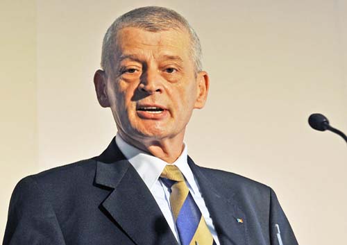 Oprescu: Decizia de suspendare a legii care permite eutanasierea maidanezilor este aberanta