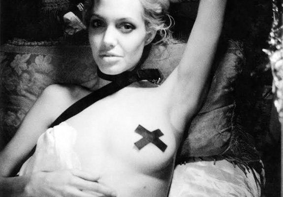 Socant! Angelina Jolie s-a filmat in timp ce facea sex! Drogata, legata si automutilata!