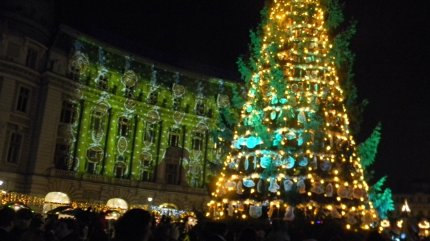 S-au aprins luminitele de Craciun in Capitala