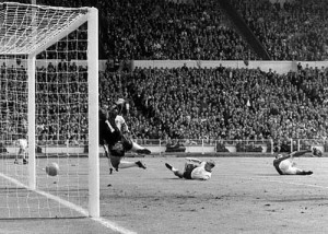 geoff-hurst-controversial-goal - Ziarul National