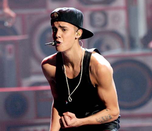 Justin Bieber, la un pas sa fie castrat si ucis