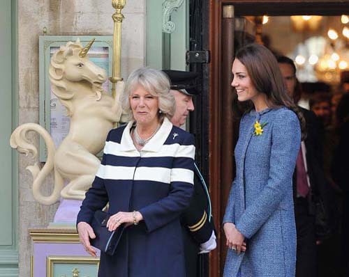 Kate Middleton va avea tripleti din cauza Camillei