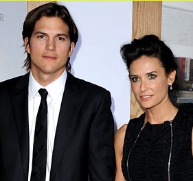 Dupa un an, Ashton Kutcher i-a cerut oficial divortul lui Demi Moore