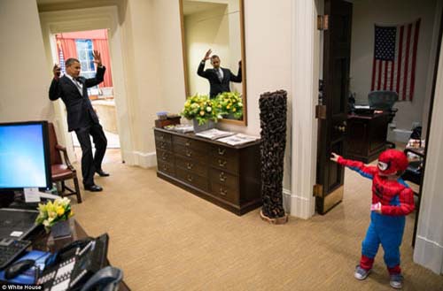 Obama, prins in plasa de Spiderman pe holurile de la Casa Alba
