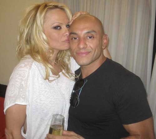 Pamela Anderson se iubeste cu un acrobat care vrea in Cartea Recordurilor!