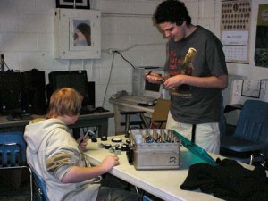 tineri atelier reparatii - Ziarul National