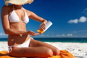 women-putting-sunscreen-on - Ziarul National