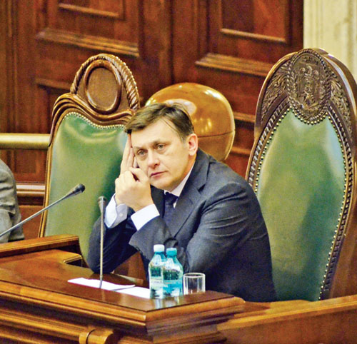 Antonescu, obligat sa-l cheme la ordine pe Becali
