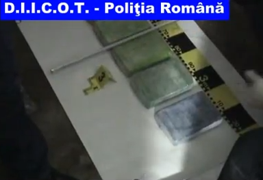 Au transportat sute de kilograme de cocaina. DIICOT cere arestarea a doi traficanti romani, detinuti in Italia – VIDEO