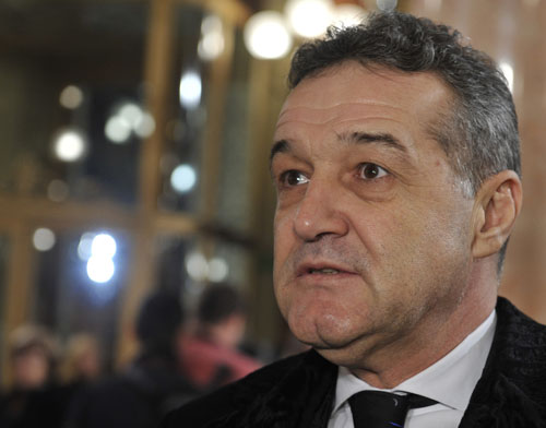 Cum a rezolvat Becali problema lipsei de spatiu din Parlament