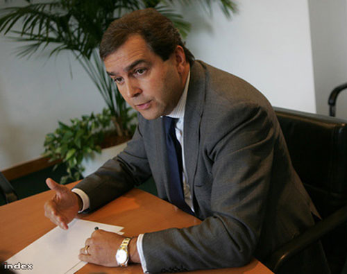 BCR face profit din condei