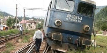 UPDATE Spaima la Fetesti: Un tren a deraiat, dupa ce a lovit o betoniera