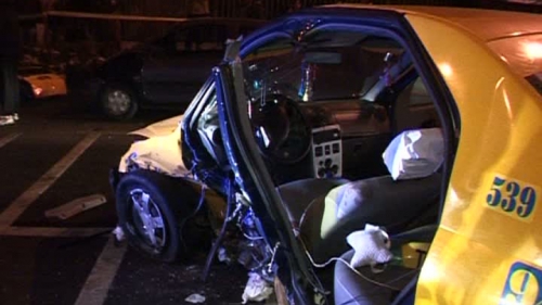 Un taximetrist, intre viata si moarte in urma unui accident, in Capitala. Cinci masini implicate!