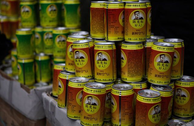 Nu e o gluma! Din cauza poluarii, chinezii au ajuns sa comercializeze aer curat! – FOTO