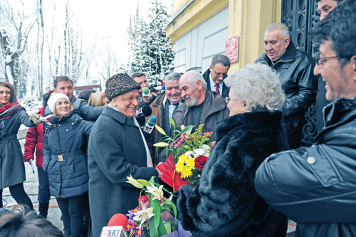 Pesedistii s-au prezentat cu flori la ”sfantul” Ion Iliescu