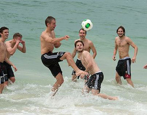 Ajax face team-building pe plaja de la Rio
