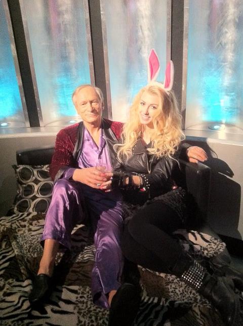 Andreea Balan s-a pozat in bratele lui Hugh Hefner