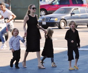 Angelina Jolie Takes Shiloh, Vivienne And Knox To A Halloween Costume Store - Ziarul National