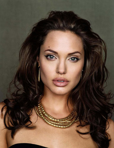 Angelina Jolie, luata la tinta de iubita lui Clooney