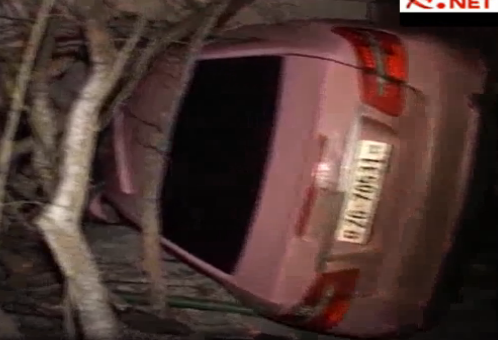 A intrat cu masina de lux intr-o casa dupa care a parasit autovehiculul si a fugit