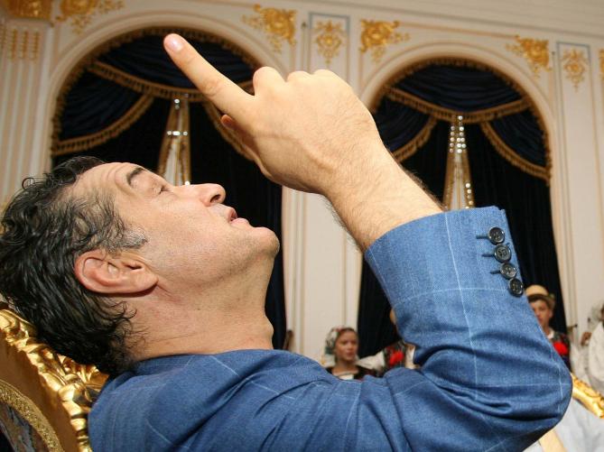 Becali nu vrea bani de la Parlament, ci doar sa stea singur in birou