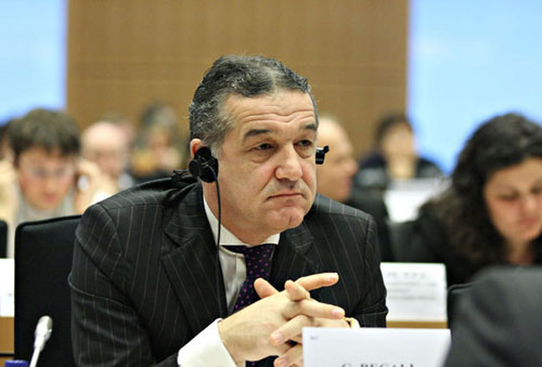 Se bat pe scaunul lui Gigi Becali