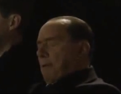 Berlusconi a comis-o din nou: A dormit cu gura cascata in timpul unui ceremonii solemne! – VIDEO