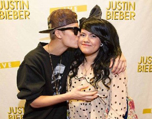 Justin Bieber si-a pipait o admiratoare pe sani