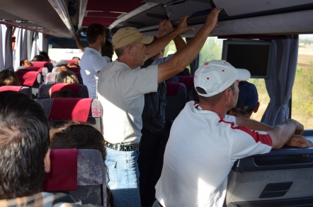 Film XXX pe ecranele unui autocar plin cu turisti! Reactia calatorilor este de COMA! -VIDEO