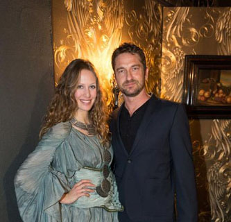 Gerard Butler e cu adevarat norocos. Madalina Ghenea i-a dat voie la Miss Elvetia