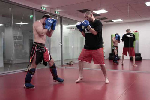 Cheloo de la Parazitii  s-a apucat de box thailandez!
