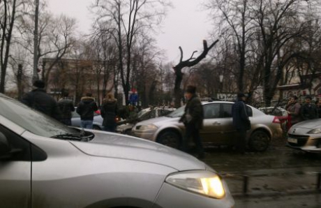 Cod galben de vant puternic si ploi: Masini strivite de copaci si stalpi cazuti