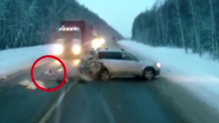 Incredbil! Bebelus de un an – sub rotile camioanelor. A scapat cu viata printr-un miracol – VIDEO