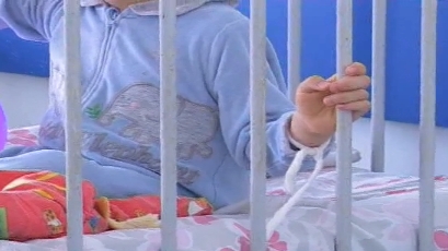 ATENTIE, IMAGINI SOCANTE! Copilasi legati de paturi, intr-un spital din Buzau – VIDEO