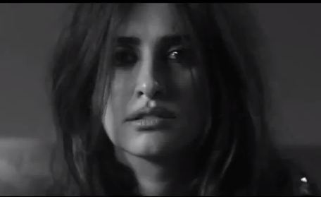 Actrita Penelope Cruz s-a apucat de cantat. Sexy si aproape goala in noul videoclip– VIDEO