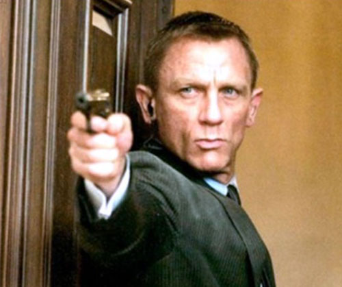 Daniel Craig isi lipeste urechile