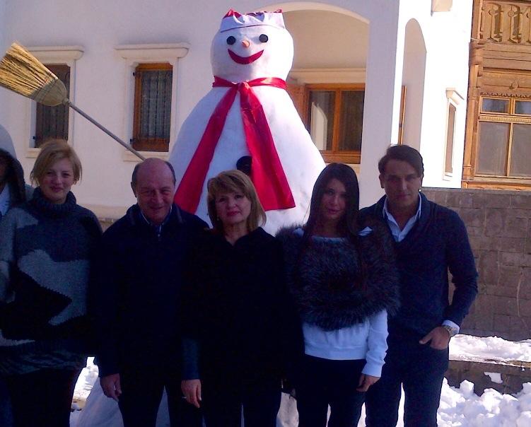 Prima fotografie a familiei Basescu, din 2013, postata pe twitter
