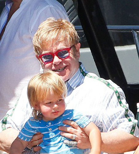 Elton John si-a cumparat copilul cu 20.000 de lire sterline