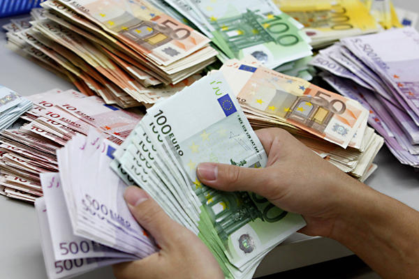 Un roman a gasit 30.000 de euro si i-a dus la Politie. Se cauta proprietarul!