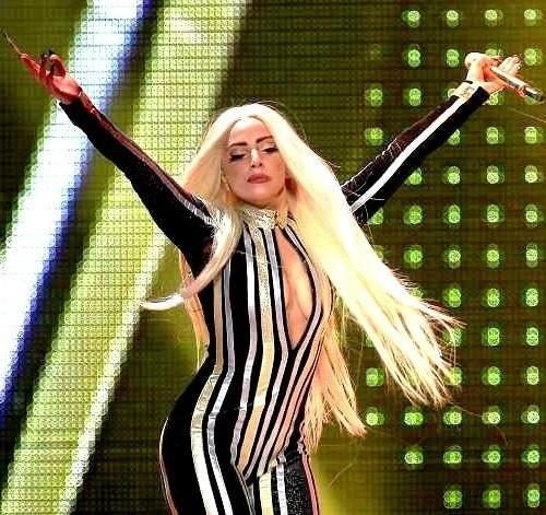 Lady Gaga, cu pantalonii rupti intr-un concert -VIDEO